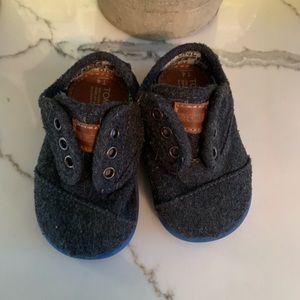 Perfect Like New Toddler Size 4 Gray Flannel TOMs
